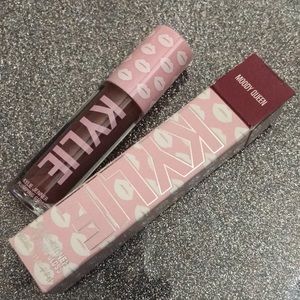 Kylie lip plumping gloss (moody queen)